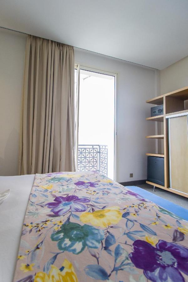Mandarin Palace Hotel&Spa Tanger Exterior foto A bedroom in a student residence hall
