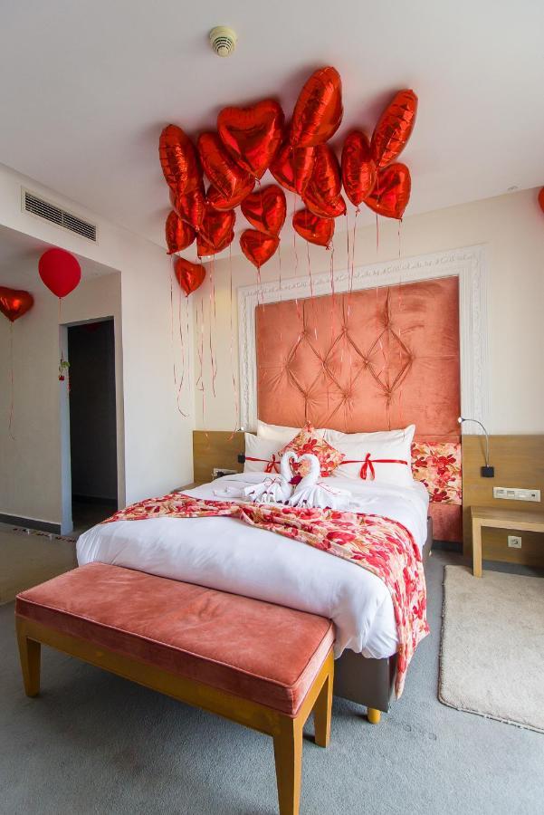 Mandarin Palace Hotel&Spa Tanger Exterior foto A bedroom decorated for Valentine's Day