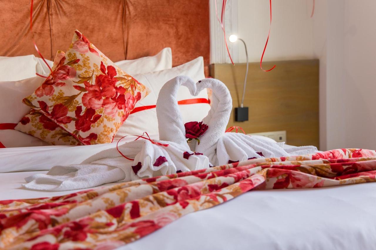 Mandarin Palace Hotel&Spa Tanger Exterior foto A bed with a heart-shaped towel